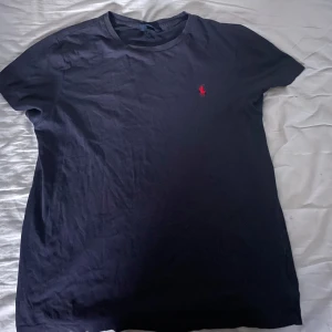 Ralph lauren T shirt - Säljer nu min Polo Ralph lauren T shirt då en är lite liten och inte kommer till användning,om du har några funderingar är det bara att höra av dig🙂