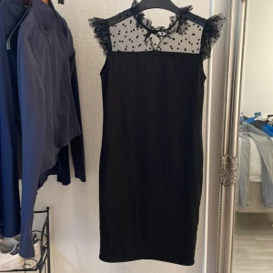 Spetsklänning  - Nyskick! Aldrig använt!  Storlek 152