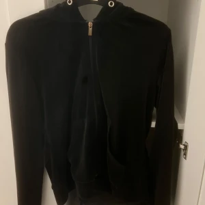 Ziphoodie - En hoodie från Gina tricot 
