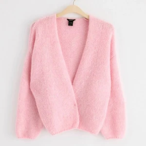 populär kofta - Säljer denna sjukt fina eftertraktade kofta från lindex, inga fläckar eller hål av nått slag! 