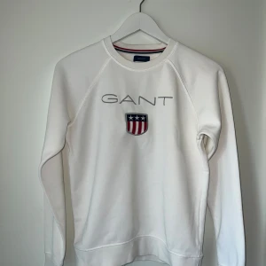 Gant Sweatshirt  - 50 cm i axelbredd och 60 cm lång, Gant sweatshirt storlek 158/164. Den är i bra skick, förutom att det finns två fläckar på under ärmarna som inte syns alls. Den är köpt på Zalando och är helt äkta. Tveka inte att ställa frågor! Köpare står för frak.