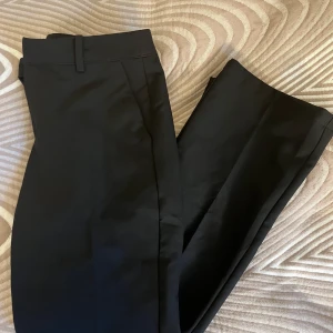 Lowwaist kostymbyxor Bikbok - Inga defekter, superbra skick  Uppsydda Säljs pga fel storlek 