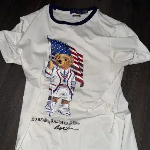 En polo bear ralph lauren t-shirt🔥🔥 Såg att den såldes för ungefär 400kr och jag säljer den för 300kr mindre Skick 10/10🔥