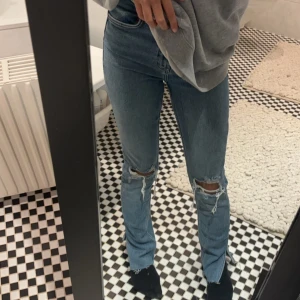 Blåa jeans - Väldigt fina och sitter perfekt!😍 Passar inte riktigt