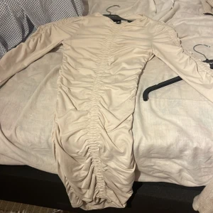 Fin klänning - Kort klänning, fest klänning, skön material, beig, 