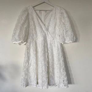 Studentklänning/avslutningsklänning - Fin klänning som passar till studenten, avslutning eller annat. Den är helt ny men jag har klippt bort lapparna. Den är aldrig använd