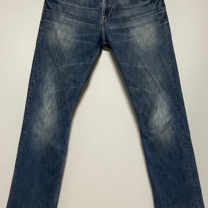 Calvin Klein Jeans y2k - //Calvin Klein Jeans från 2000, alltså äkta y2k // Bra skick med tanke på ålder, inget heelbite // Storlek 30 // Mått:  -midja: 30 cm. -ytterben: 102 cm. -innerben: 78 cm. -fotled: 20 cm. Skriv vid övriga funderingar❤️