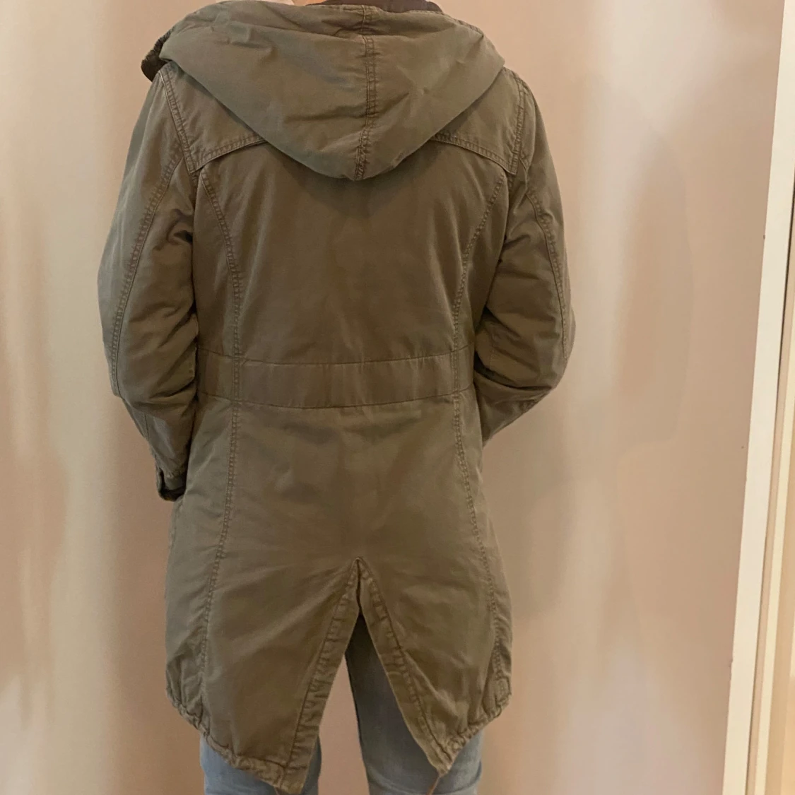 Olivgrön parkajacka med huva - 90