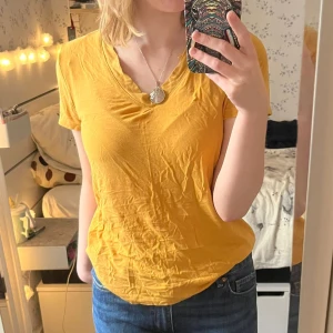 Orange tröja - Fin orange tröja med V neck. ✨️ Väldigt skönt material! Lite skrynklig men det är bara att stryka!