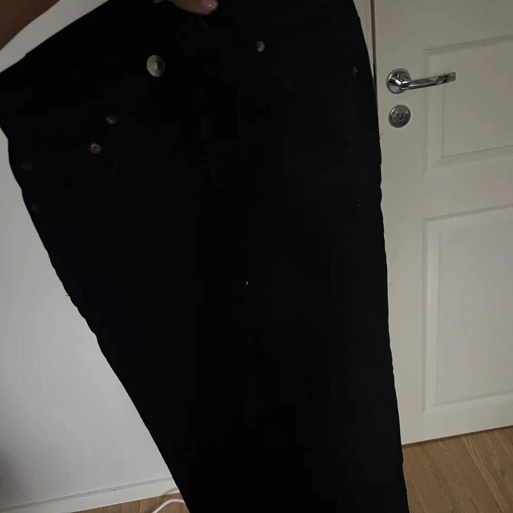 Stilrena jeans från Gina Tricot. Aldrig använda!!! Säljer de för 120 🥰. Jeans & Byxor.