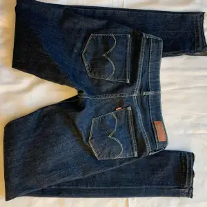 Low waist Levis jeans med egen gjord slits längst ner i benen i nyskick. Innerbens mått 79 cm men upplevs kortare pågrund av slitsen. Midjemått 36 cm. Inga defekter💋