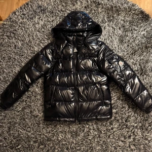 Moncler Maya - Helt ny oanvänd storlek s säljer den för att den är för liten för mig 
