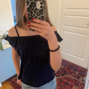 Marin blå topp - Jätte söt fin topp från h&m barn avdelning🤗man kan ha den på lite olika sätt som jag visar på bilden❤️den är i storlek 122/128 men skulle säga att den också är xxs❤️