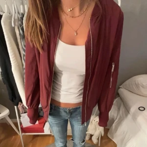 Vinröd bomberjacka  - Vinröd bomberjacka 