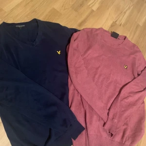 Lyle&Scott - Två fina tröjor i nyskick! Marinblå med v-ringning  Gammeldagsrosa/röd med u-ringning 