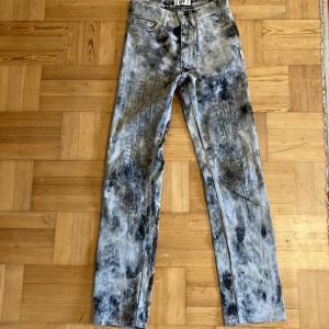 Eytys cypress predator jeans - Eytys-jeans i mönstret predator, raka i benet och tighta över höften, mycket gott skick
