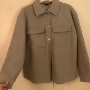 grå kappa - säljer min superfina gråa kappa från ginatricot💞då den kom till användning vid 2️⃣ tillfällen 💞💞