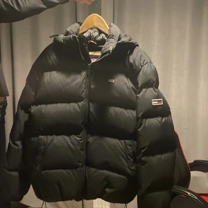 Tommy jeans puffer - Oanvänd tommy jeans jacka i storleken smal, nypris 2500kr och är köpt på zalando. Jätte varm jacka som passa perfekt till vintern.
