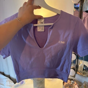 Träningstopp oanvänd Icaniwill - Supersöt topp i lila från ICIW. Helt oanvänd pga fel storlek för mig 🩷