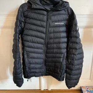 Peak performance jacka -  Säljer min Peak performance jacka då den inte kommer till användning längre😊 Den har inga skador eller skavanker. Nypris 3000kr. Den är i storlek S men skulle säga att den är mer åt M hållet. Köparen står för frakten. Tryck gärna på köp nu!☺️