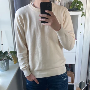 Kashmir tröja  - Säljer nu en riktigt skön Kashmir tröja i en snygg färg. Den är i väldigt fint skick och passar till nästan alla plagg. Jag på bilden är ish 185 Hör av dig vid ytterligare funderingar/Olle.