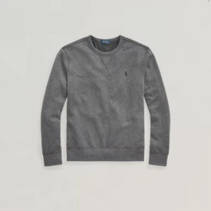 tröja från Ralph Lauren - Säljer en stilren grå tröja från Ralph Lauren. Den är i bra skick och perfekt för både vardag och lite finare tillfällen. Den är superbekväm och går att matcha till det mesta. Inte använt tröjan super mycket och den är ungefär i nyskick. Priset går att diskuteras, skriv om du undrar något. Nypris runt 2000