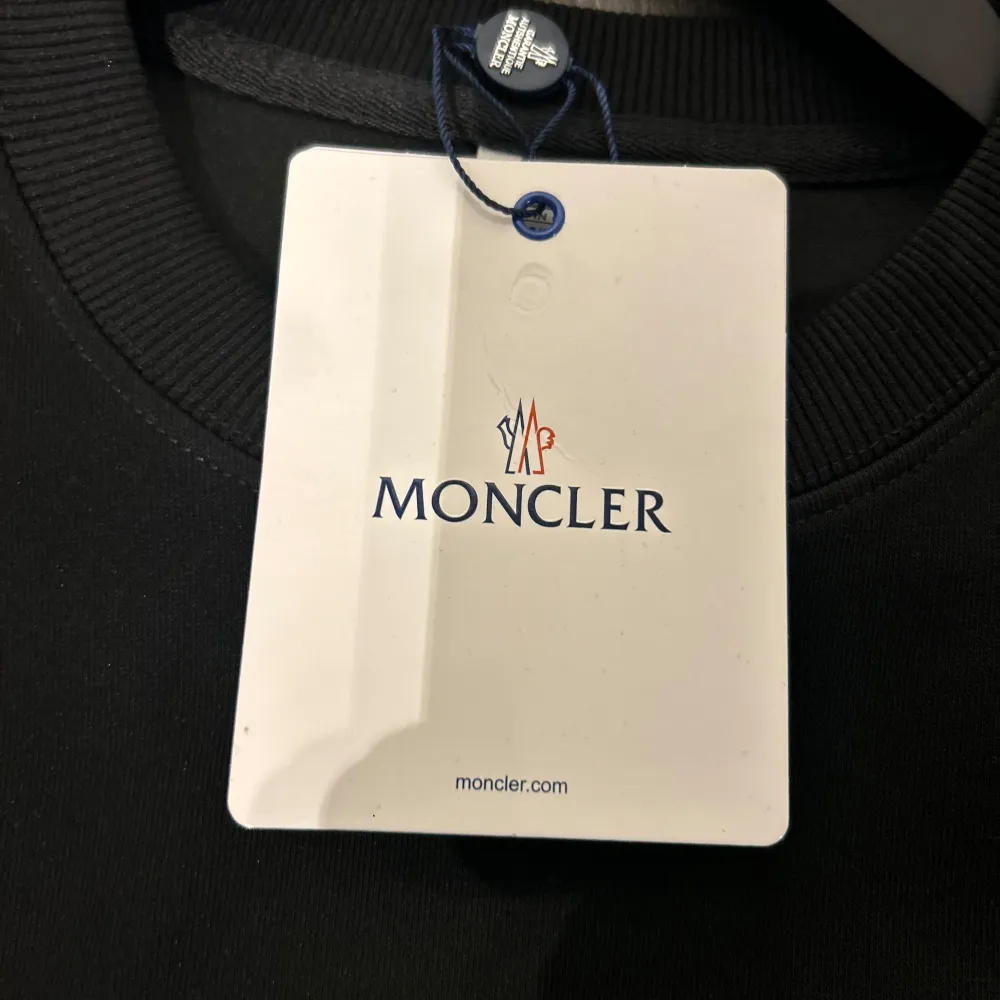 Tja säljer denna nya moncler sweatshirt, bra skick 10/10 och har en bra passform . Tröjor & Koftor.