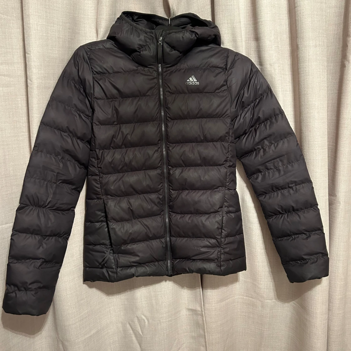 Svart dunjacka från Adidas