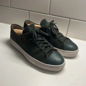 Cap toe grön axel arigato  - Bra pris nya kostar 2500kr. Bra skick snälla köp 🙃