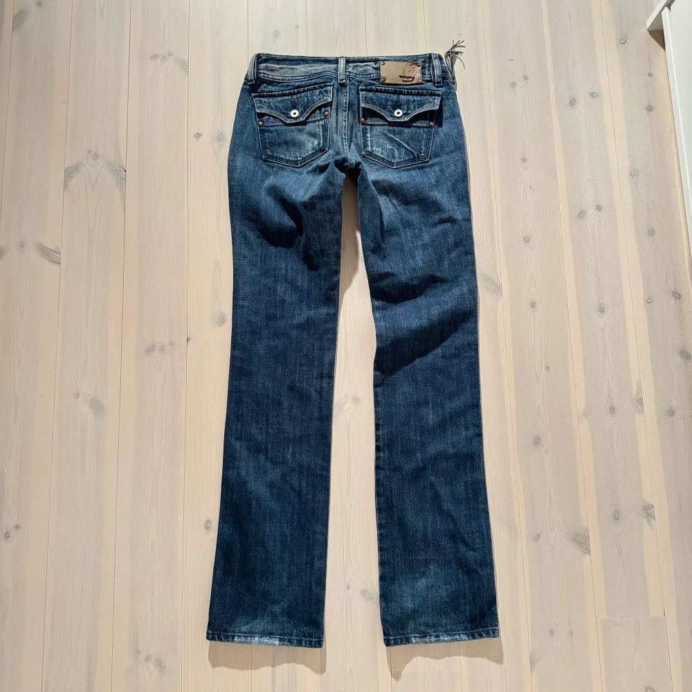 Säljer dessa sjukt snygga jeans som tyvärr är för små för mig. Extremt snygg färg och modell! Midjemått 34 cm rak över midjan men passar dig som har storlek 32/34. Innerbenslängd 82cm  Kolla in min profil för fler unika jeans☺️💕. Jeans & Byxor.