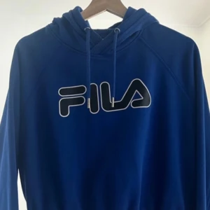 Fila hoodie  - Blå hoodie från Fila i väldigt bra skick. Storlek S