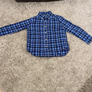 Ralph lauren skjorta barn  - Väldigt fin rutig skjorta från Ralph lauren. Storlek 5 år väldigt fint skick. 