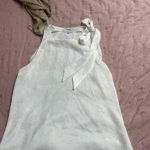 Snygg vit festtopp  - Jätte fin festtopp som man knyter vid halsen. Basis men jätte snygg. Aldrig använd 