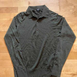 Långärmad piké - Tja! Säljer nu denna sköna olivgröna tröjan. Den kommer från Uniqlo och är i storlek XS. Säljer för att den inte passade och är därför i nästan helt nytt skick. Skriv vid minsta frågor eller funderingar🙌