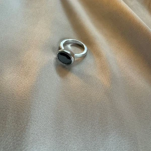 Äkta silverring med svar kristall - Äkta silver  Fint använt skick 