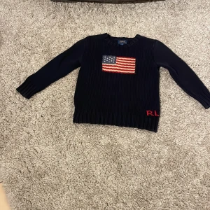 Ralph lauren stickad tröja barn  - Hej jag säljer en väldigt fin stickad tröja från Ralph lauren. Fint skick storlek 4 år men passar lite större.