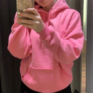 Rosa hoodie - Gammal bild! Använt skick men inga större defekter, nopprig. 