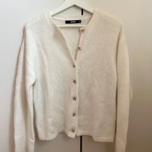 Stickad tröja Bikbok  - Jättefin cardigan från bikbok strl Xs, aldrig använd!  Nypris ca 400kr 