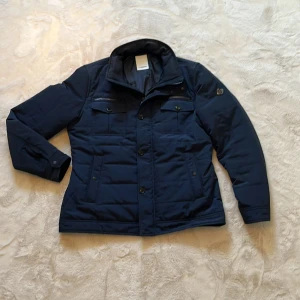 J.Lindeberg field jacket - |J.L Field jacket|Riktigt fin använd väldigt sällan 9/10|Funkar perfekt till vintern då den är lite tjockare|Nypris runt 4k mitt pris 1899kr|Hör av dig vid funderingar|Pris kan diskuteras vid snabb affär| Mvh Malte💙
