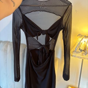 JÄTTEFIN brun meshklänning från Nelly 🐻🌸 - Säljer denna slutsålda bruna klänning från Nelly som aldrig kommit till användning. ❣️Storlek M men passar S också.