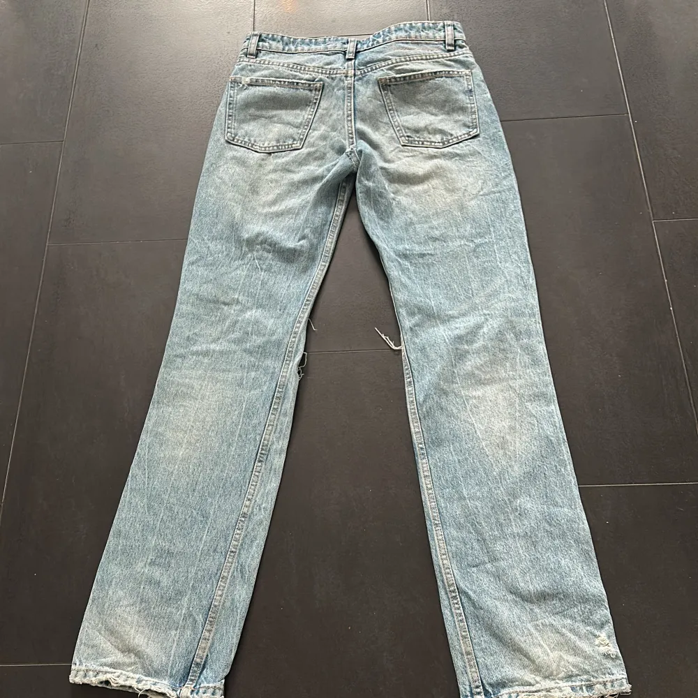 Wide jeans frĂ„n zarađ„ Superfint skick förutom att de tidigare haft en spricka som jag har sytt ihopđ storlek 36 pĂ„ ett ungefĂ€r kan mĂ„tta ut om nĂ„n Ă€r intresseradđđ. Farkut & Housut.