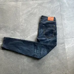 Mörkblåa Jack and Jones jeans i jätte fint skick. Sparsamt använda. W33 L34. Pris kan alltid diskuteras. Hör av er vid frågor eller funderingar!⚜️🙌