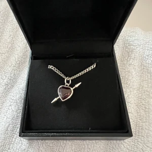 Maria Nilsdotter halsband  - Säljer detta snygga Maria Nilsdotter halsband. Sparsamt använd därav nästan nyskick. Kan även tänka mig att byta mot något annat Maria Nilsdotter smycke!💕