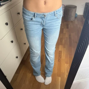 Lågmidjade bootcut jeans - Blå lågmidjade jeans. Storlek 28/32. 