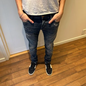 Jack & Jones - Säljer ett par feta Jack & Jones Jeans med slitningar | Använda 1 gång tidigare | Nyskick 10/10 | Pris 499kr | W29 L32 | Modell Slim Glenn | Modellen på bilden är 180cm, 63kg | Hör av dig vid minsta fundering 🙌
