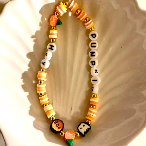 Halloween phone charm!🎃 - Här är en halloween phonecharm som funkar för alla mobiler och iPads!🍁🌯Om ni behöver hjälp med att ta på den kan jag skicka en video!!! Elastisk tråd🦦🐠