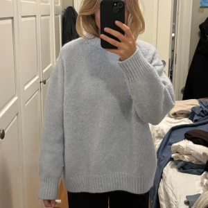 Tröja  - Ljusblå tröja från Zara. Bra skick! 