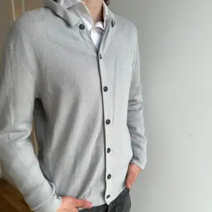 - Grå cardigan från märket New Look i storlek M - gjord i bomull och har inga defekter - modellen på bilden är 182 cm och väger 67kg - mvh