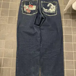 Riktigt feta jeans from rmc. Va inte riktigt sugen på att sälja dem originellt men kommer dessvärre aldrig till användning så lika bra att ba sälja. Skriv om du har fler frågor eller vill ha fler bilder. Finns lite skador som du kan se på bilderna.