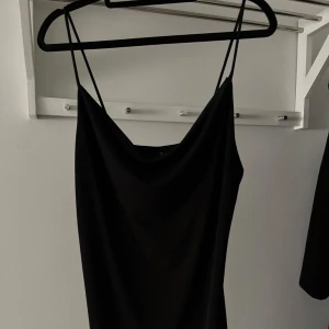 Klänning  - En enkel och kortare klänning. Superbra material använd 2 gånger så i väldigt bra skick. 